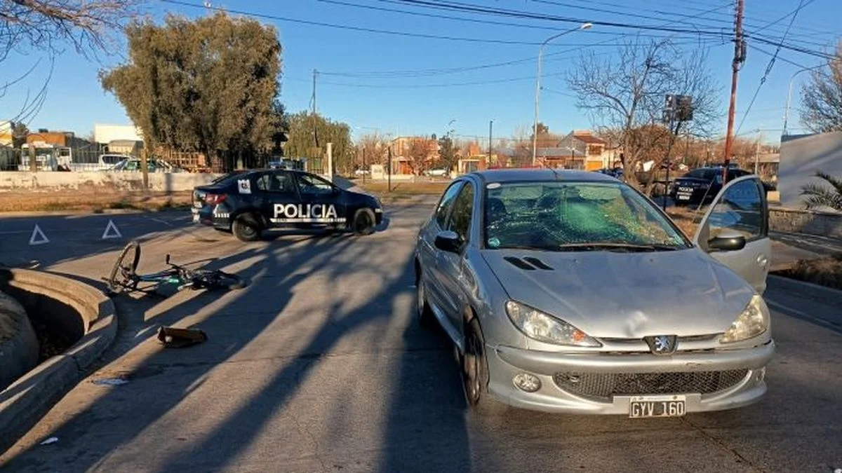 Una ciclista sufrió una fractura de cráneo tras haber sido embestida por un auto en un accidente
