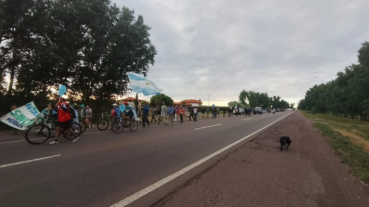 El caravanazo contra San Jorge avanza por las rutas de Mendoza en la previa de la discusión en el Senado