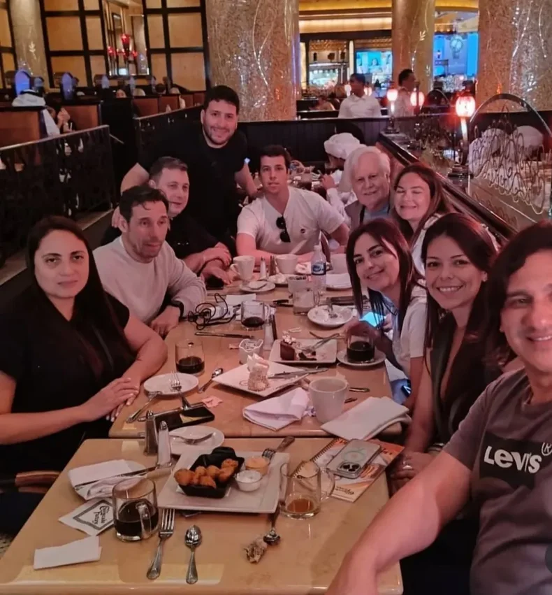 La comitiva que iba a Israel, pero se qued&oacute; en Dubai, se fotografi&oacute; en distintos lugares.&nbsp;