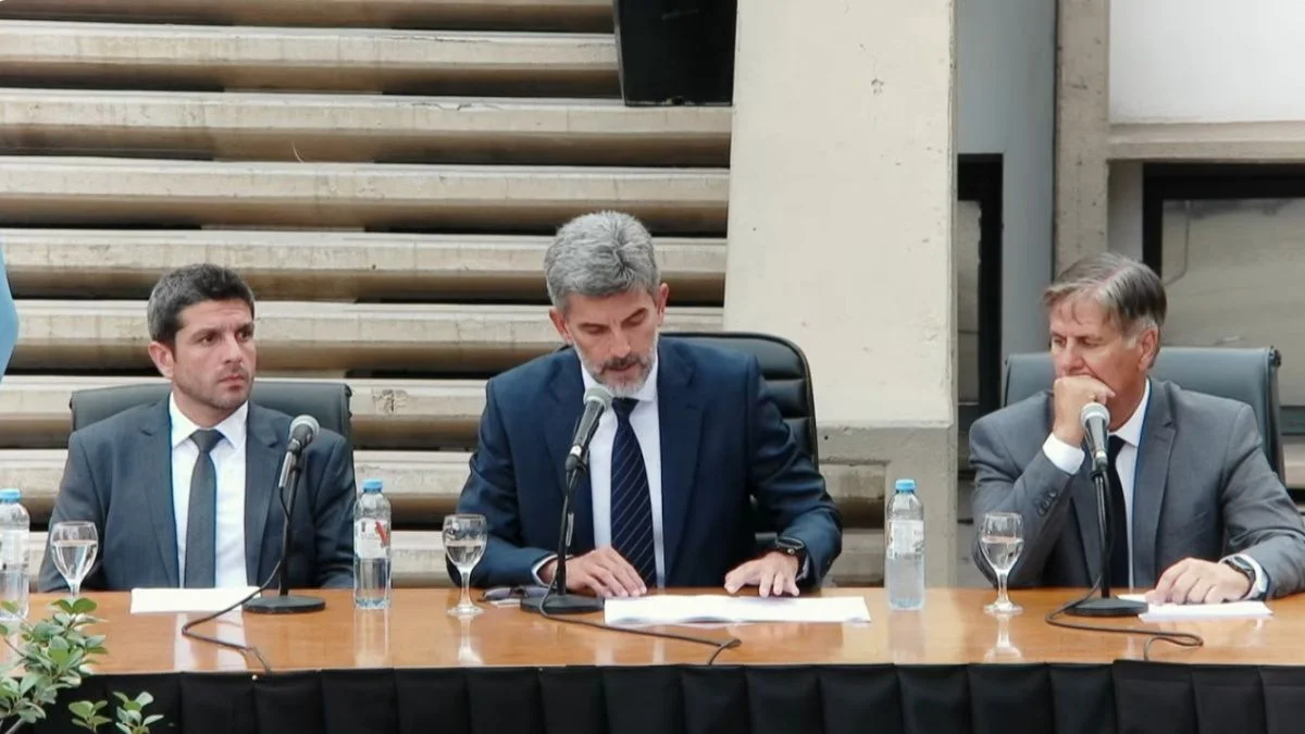 Ulpiano aceleró la campaña por la senda opuesta a Milei, lo criticó en el Concejo