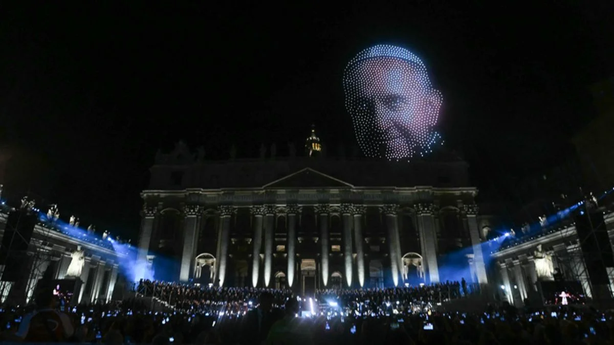 Fotos y videos: el rostro del papa Francisco apareció en el cielo del Vaticano