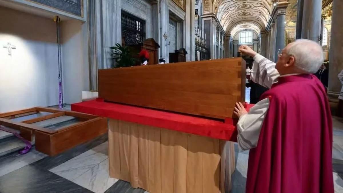 El papa Francisco descansa en la basílica de Santa María la Mayor: así fue el ritual funerario de su sepultura