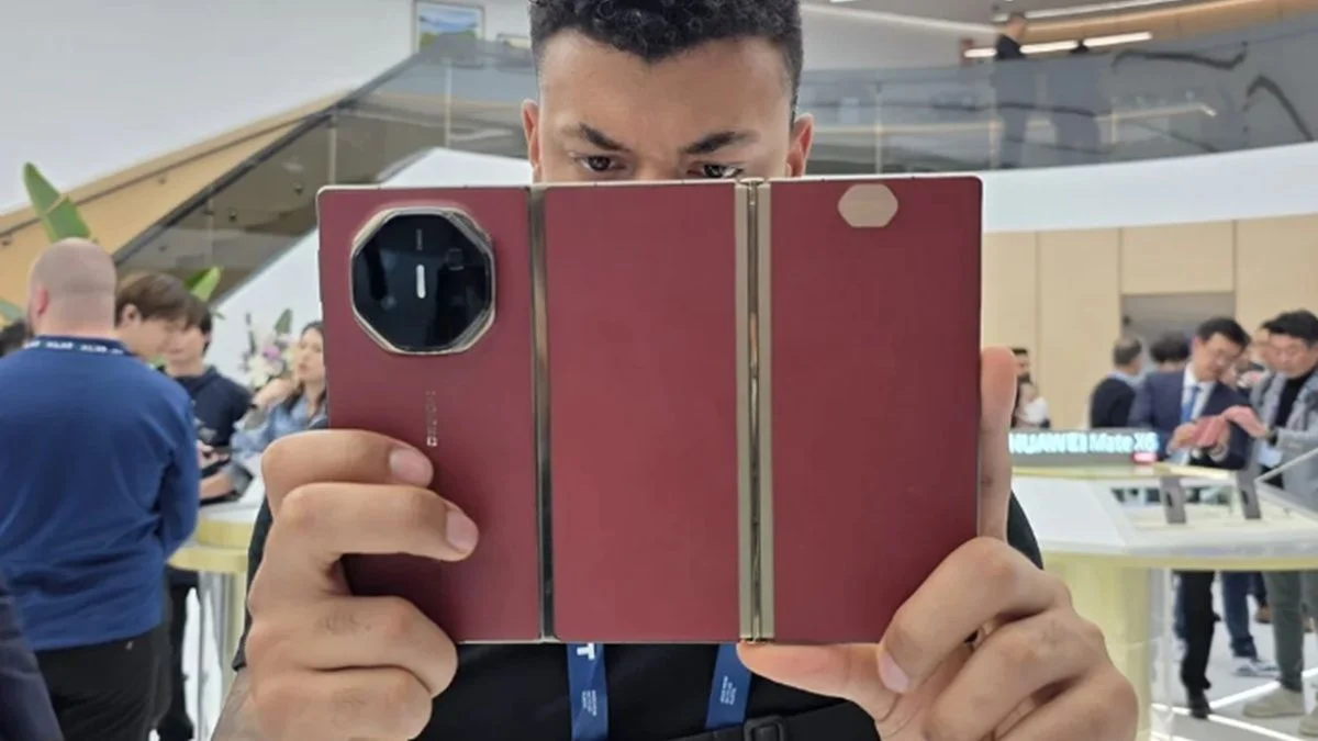 Salió a la venta Huawei Mate XT, el primer celular de tres pantallas: cuesta carísimo y sólo se consigue en China