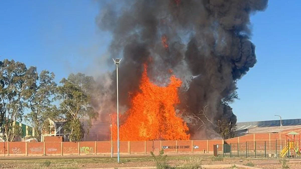 Maipú: lograron controlar el importante incendio en la fábrica de vidrios Cattorini