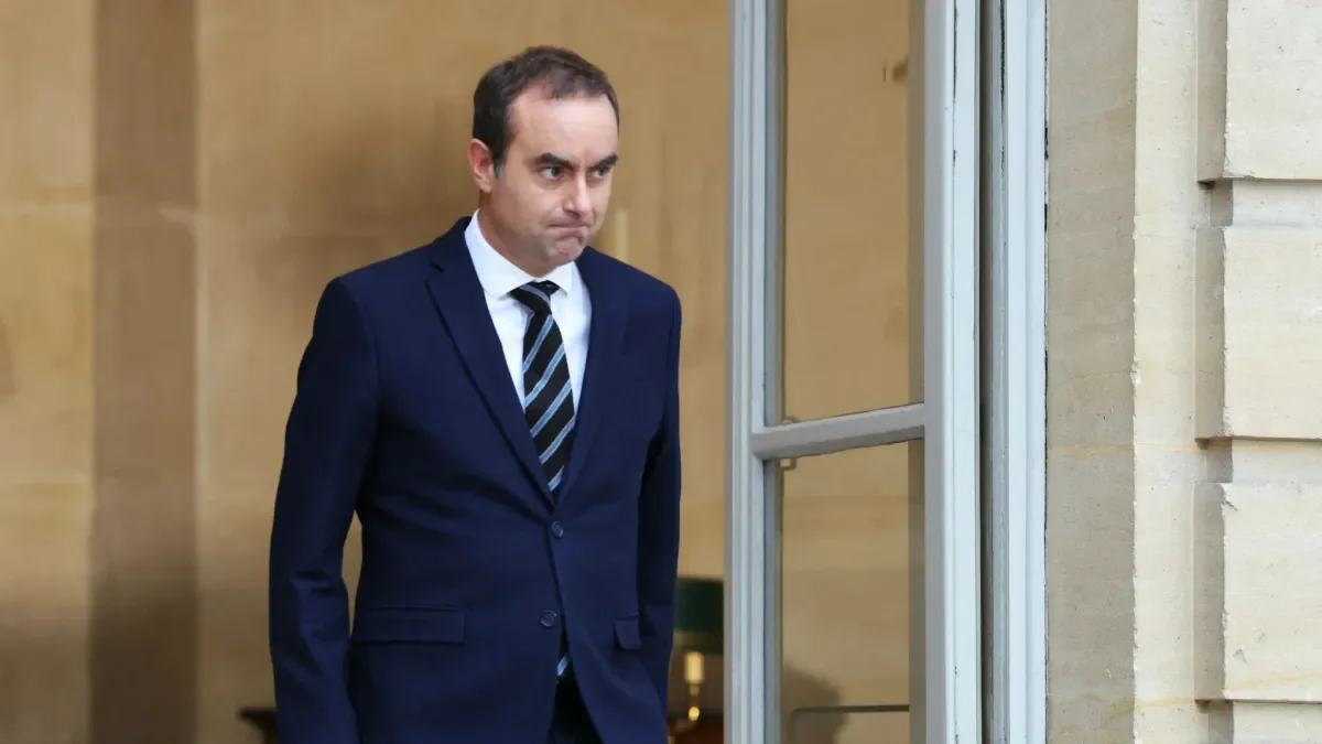 Francia: a menos de un mes de asumir, renunció el "nuevo" Primer Ministro