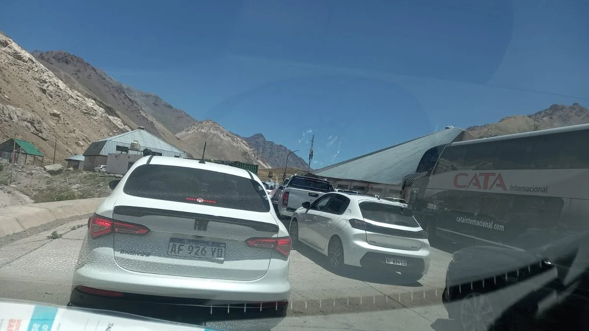 Paso a Chile: los vehículos se amontonan en Alta Montaña y hay largas demoras