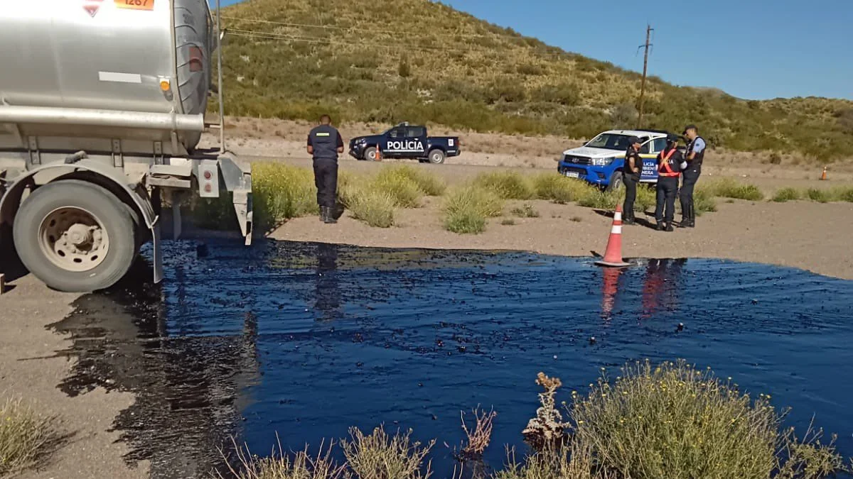 Accidente ambiental en Malargüe: camión derramó petróleo