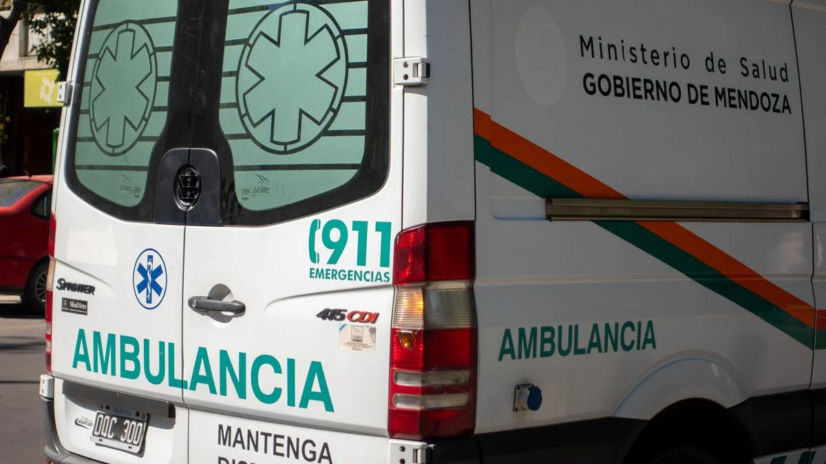 Fuerte choque y vuelco de un auto y una camioneta dejó cuatro heridos en Maipú