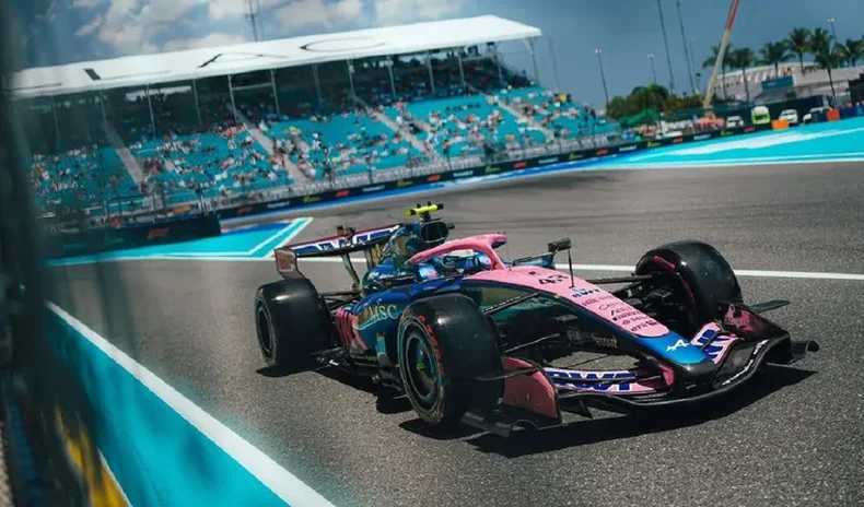 Franco Colapinto a paso firme en Miami.