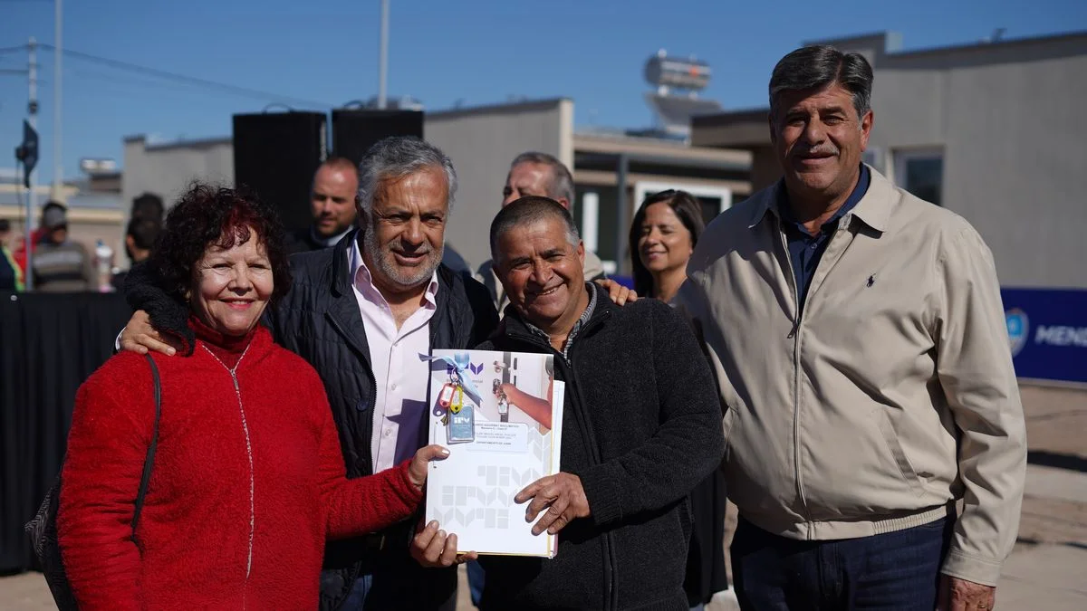 Cornejo entregó viviendas en Junín y destacó la política de obra pública a diferencia de Javier Milei