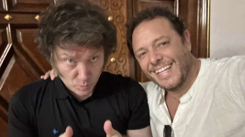 Javier Milei y Demianl Reidel, su asesor estrella, quien se despach&oacute; contra Argentina en un foro de empresarios.&nbsp;