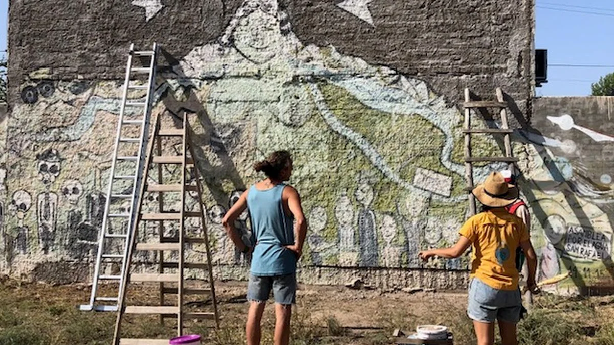 Mural por el agua en San Rafael: restauran una pintura en plena lucha contra la minería