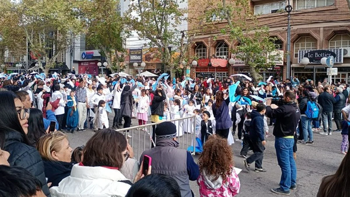 Danza en el centro de San Rafael: casi mil bailarines interpretaron el clásico pericón nacional