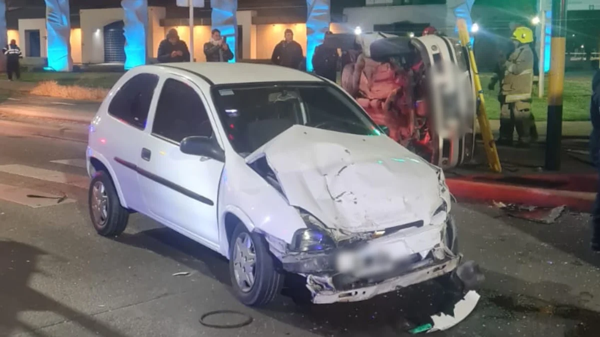 Una mujer tuvo que ser rescatada tras un aparatoso accidente entre dos autos en la Costanera