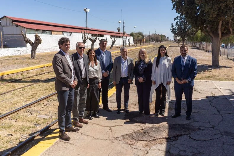 El gobernador Alfredo Cornejo, junto a funcionarios del Gobierno y los intendentes del este que esperan por el Tren de Cercan&iacute;as.&nbsp;