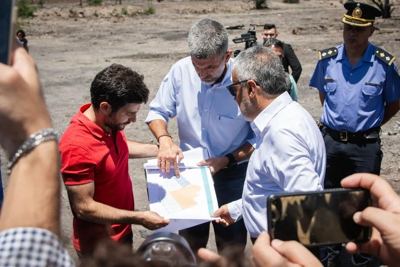 Cornejo y Suarez revisan los planos del terreno.