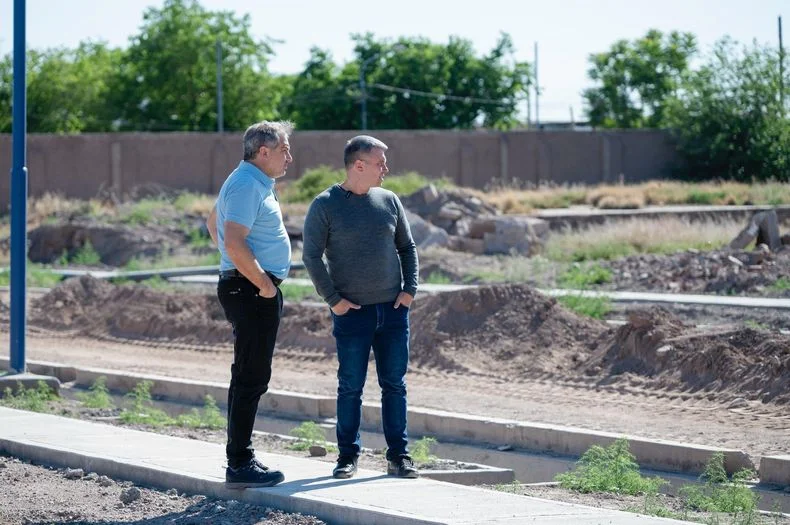 El intendente de Godoy Cruz, Diego Costarelli recorri&oacute; las obras en la ex Bodega Campana.&nbsp;