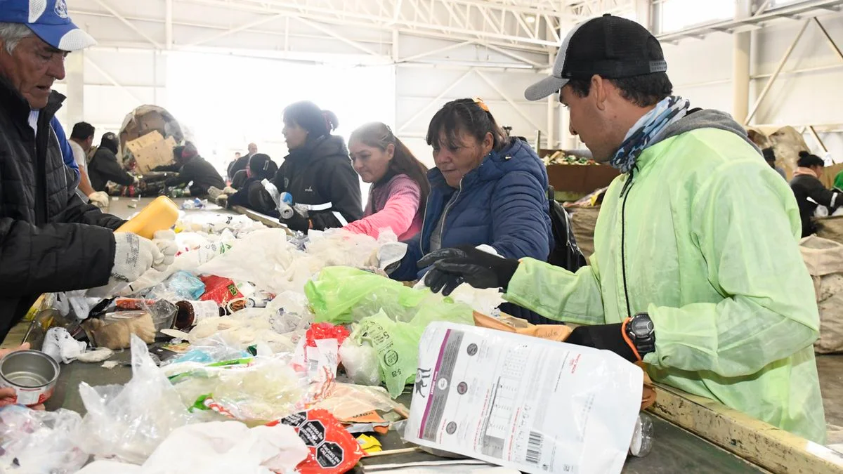 Cuántas personas trabajaban en el vertedero de residuos en Guaymallén y qué hará el municipio