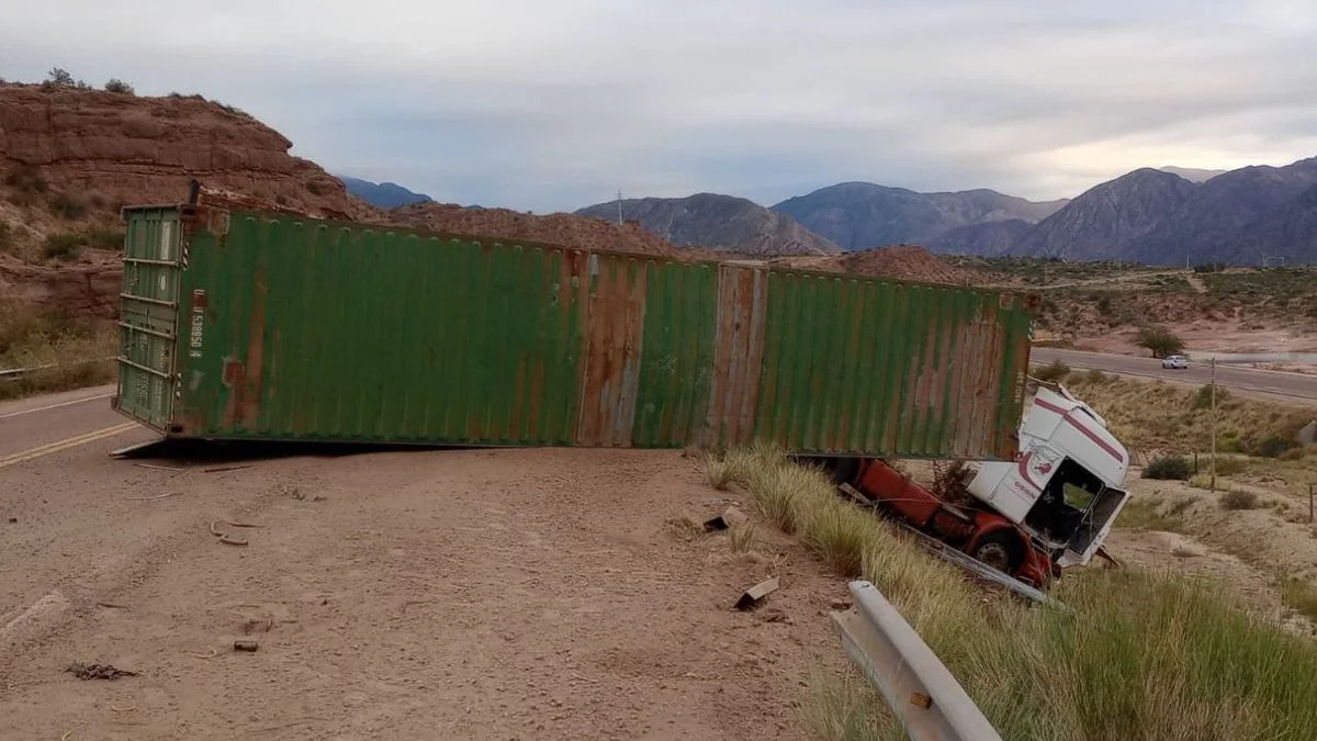 Un camión volcado complicó el tránsito durante la mañana del sábado en la Ruta 7 camino a Chile