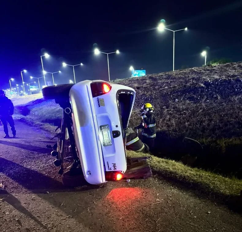El auto qued&oacute; volcado al costado del Acceso Sur&nbsp;