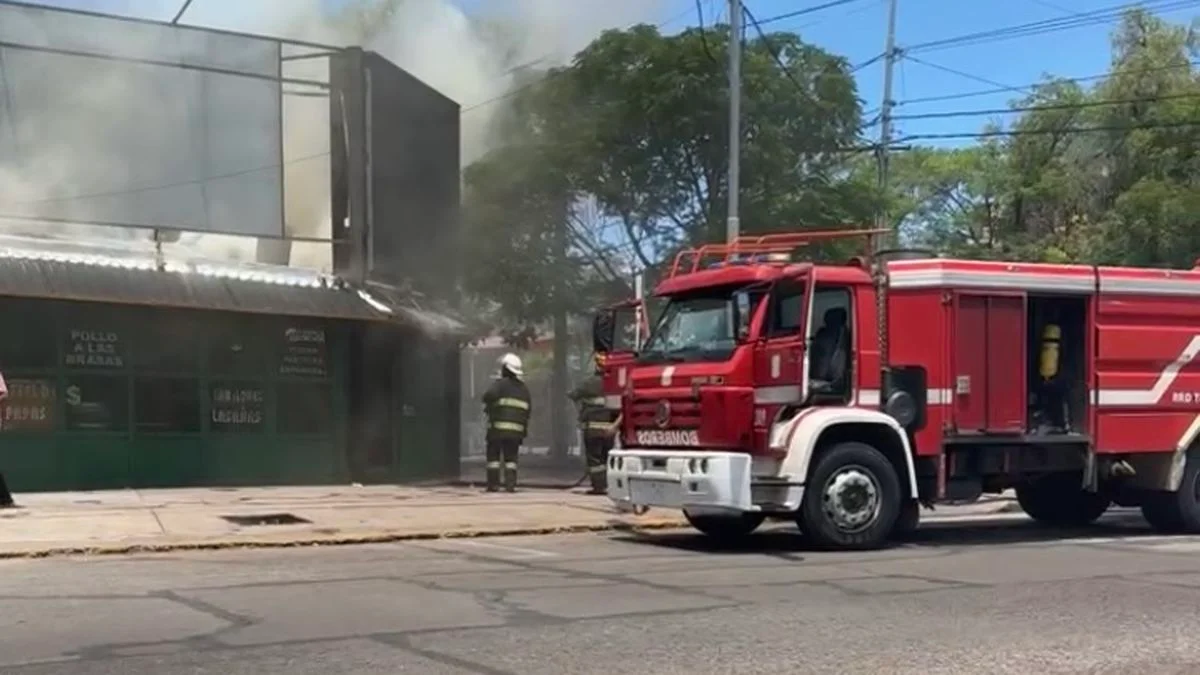Dormido en medio del fuego: los bomberos salvaron a un hombre de un incendio en su casa en Las Heras