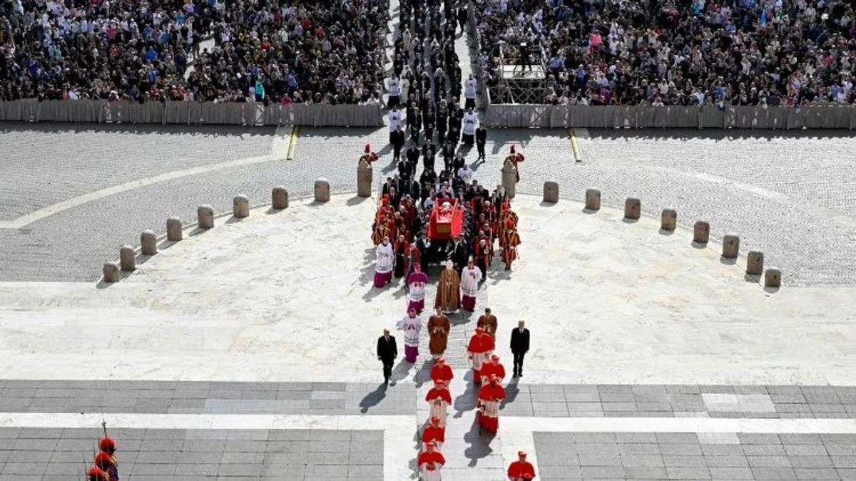 Miles de fieles llegan a la Plaza San Pedro para pedir por el eterno descanso del papa Francisco