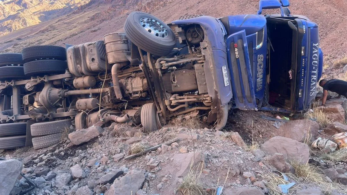 Fotos: un camión volcó en el paso a Chile por la ruta 7 y su conductora sufrió lesiones
