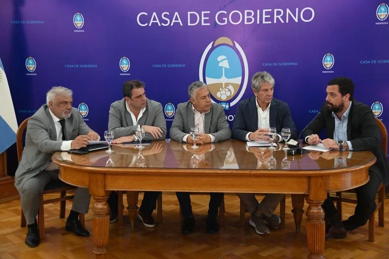 El ministro del Interior, Lisandro Catal&aacute;n, junto al gobernador Alfredo Cornejo y otros funcionarios.&nbsp;