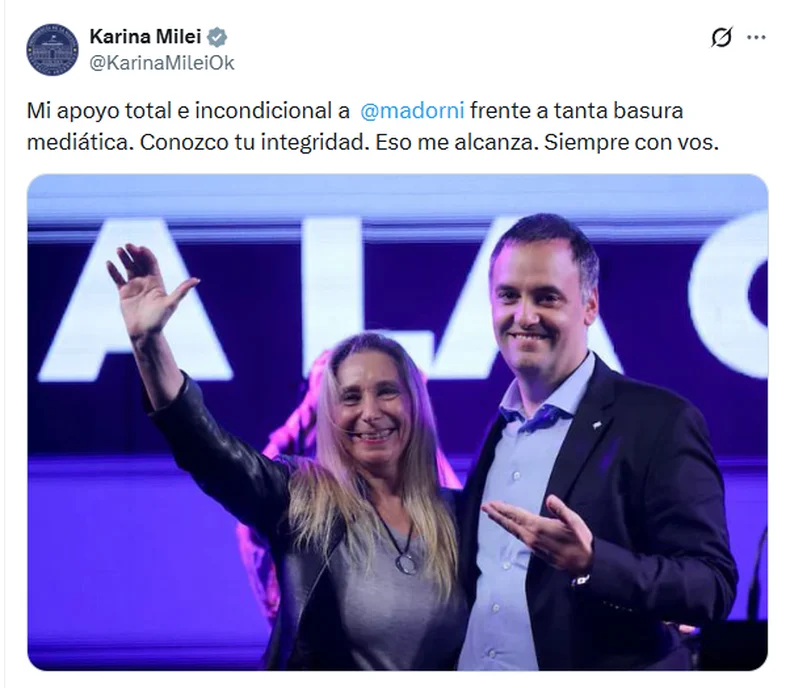 Karina Milei junto a Manuel Adorni. 