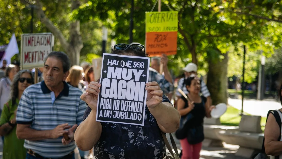 Milei aumentó apenas 2,4% a los jubilados, y el bono sigue congelado