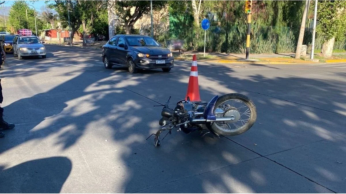 Una motociclista herida tras chocar contra un auto en Godoy Cruz