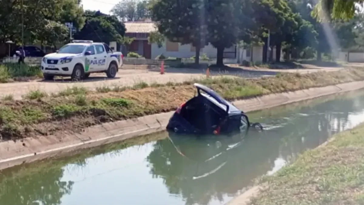 Murió un bebé en un accidente: el auto en el que iba con sus padres cayó a un canal de riego y quedó atrapado