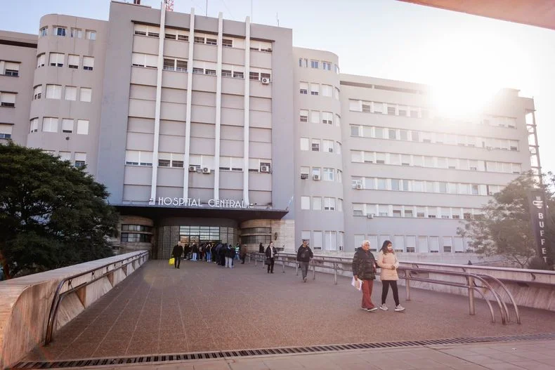 El hombre baleado fue derivado al hospital Central.