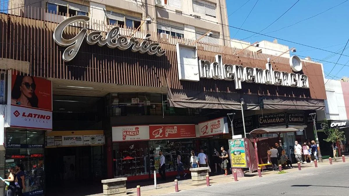 Secuestran más de 40 celulares en una galería del centro durante controles contra el comercio ilegal