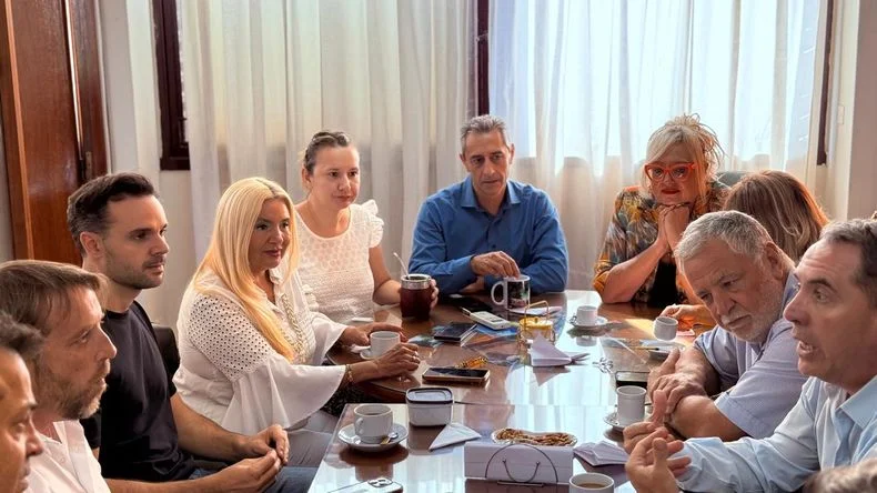 La Uni&oacute;n Mendocina dio un mensaje de unidad con una foto en la Legislatura. Foto: La Uni&oacute;n Mendocina.&nbsp;