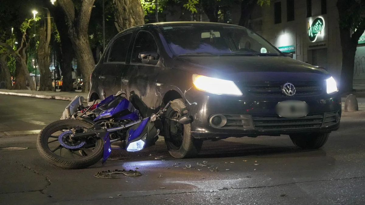 Choque en Ciudad: un motociclista resultó herido tras impactar contra un automóvil