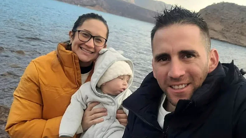 El gendarme Nahuel Gallo junto a su esposa María Alexandra y su hijo, Victor.