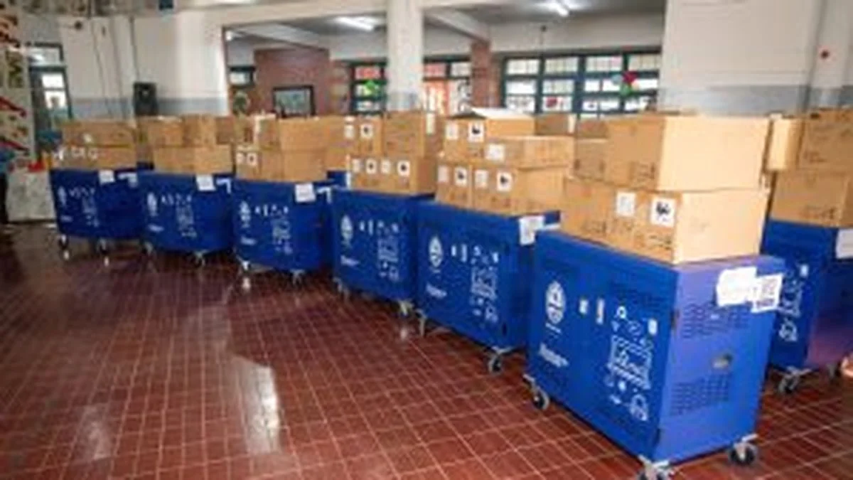 Educación: la DGE repartió carros tecnológicos en dos departamentos opositores