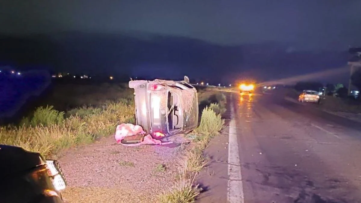 Aparatoso vuelco de un auto manejado por una joven en el Acceso Este