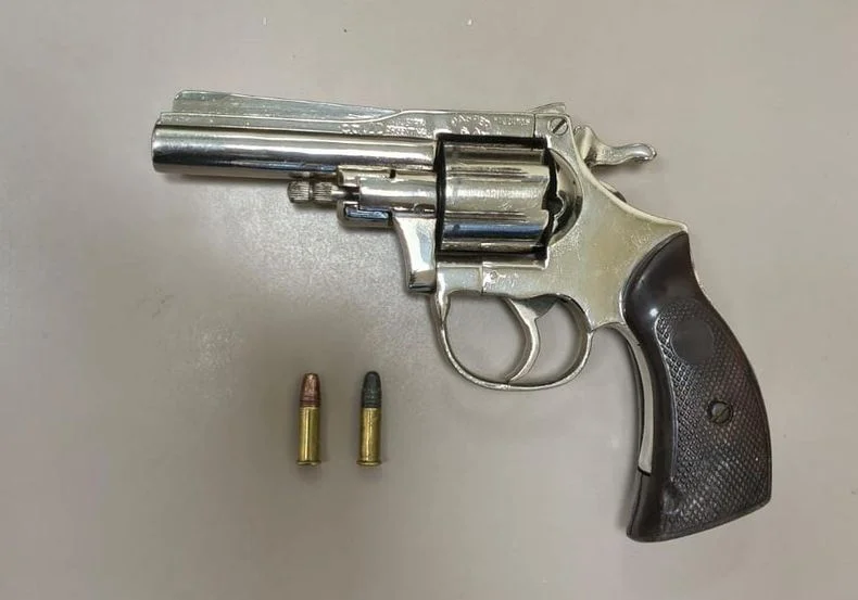 El arma calibre 22 secuestrada al detenido