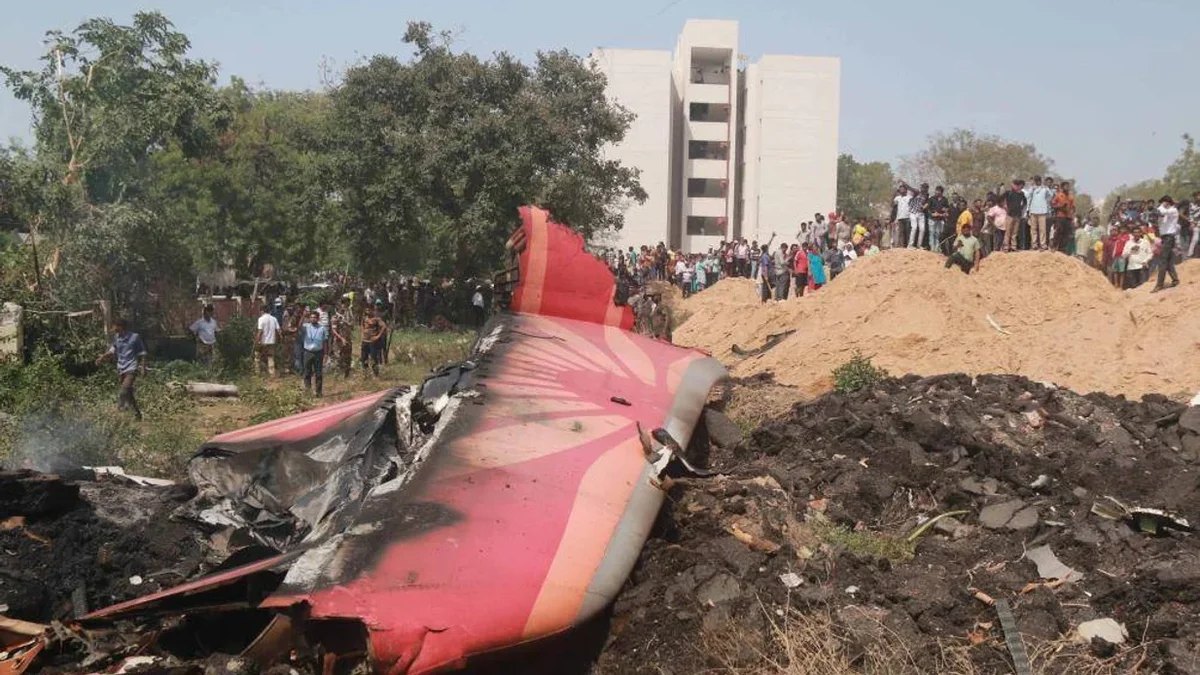 Rescatistas registran edificios tras accidente de avión de Air India que deja más de 240 muertos