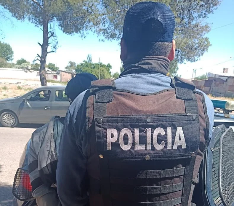 Personal de la Policía llegó al lugar del hecho en Las Heras. Foto ilustrativa. 