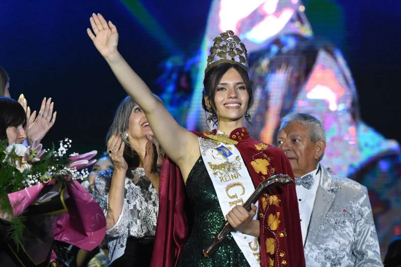 Lucía Valentina Rosalez, representante de Ingeniero Giagnoni, fue coronada Reina de la Vendimia departamental de San Martin.