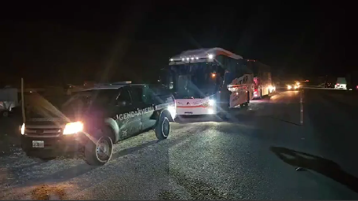 Detuvieron en Mendoza a tres micros con hinchas de la Universidad de Chile que iban a Buenos Aires