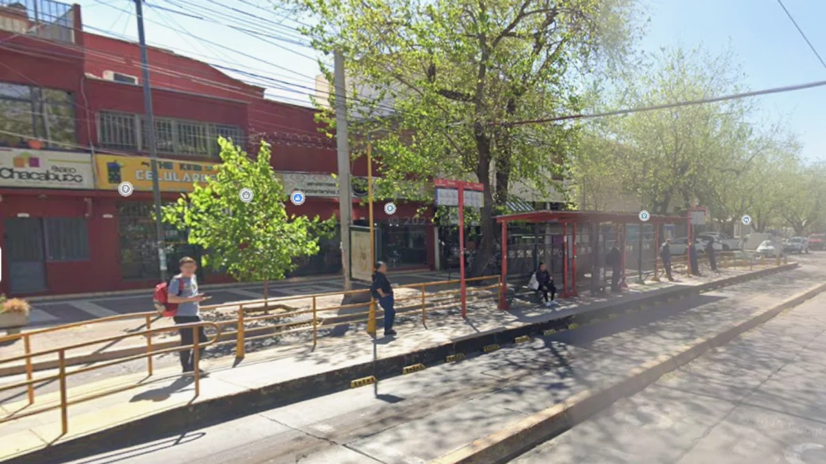 Un hombre herido tras ser atropellado por un auto cuando bajó de un micro en Godoy Cruz