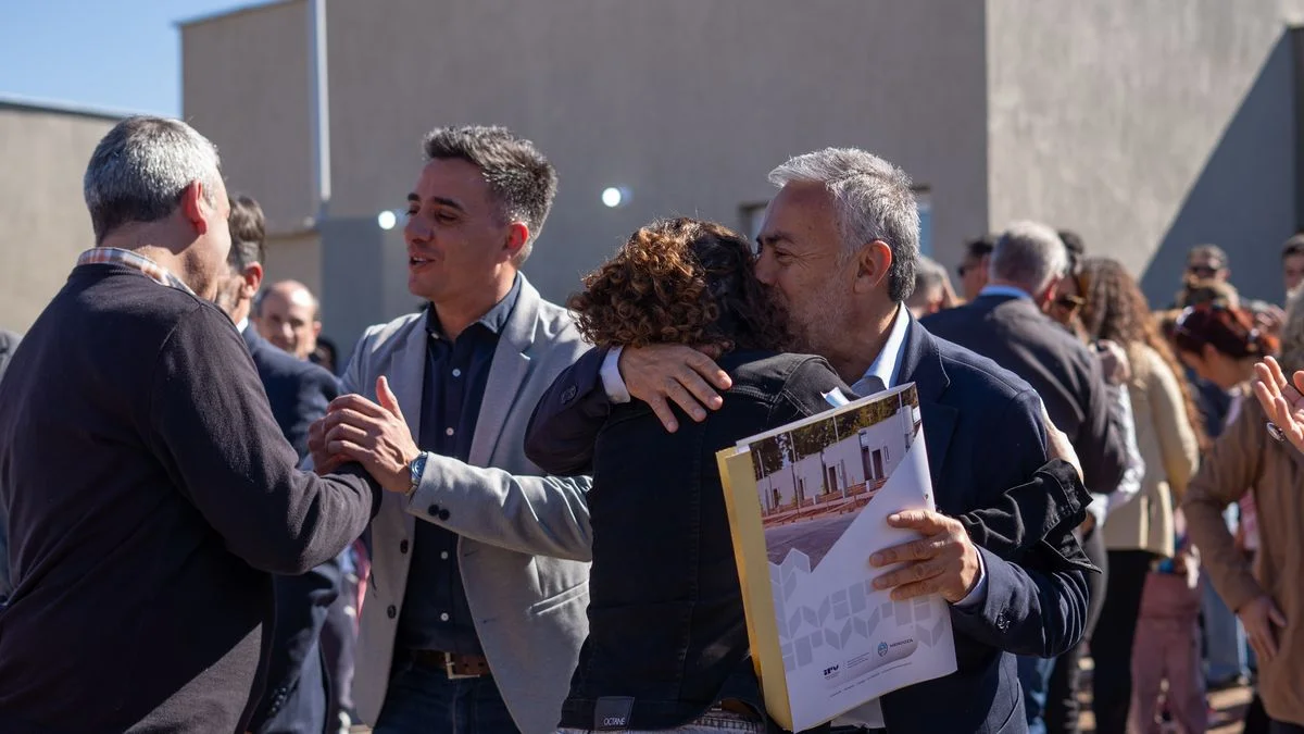Cornejo entregó viviendas a días del inicio de la campaña y bancó a Javier Milei
