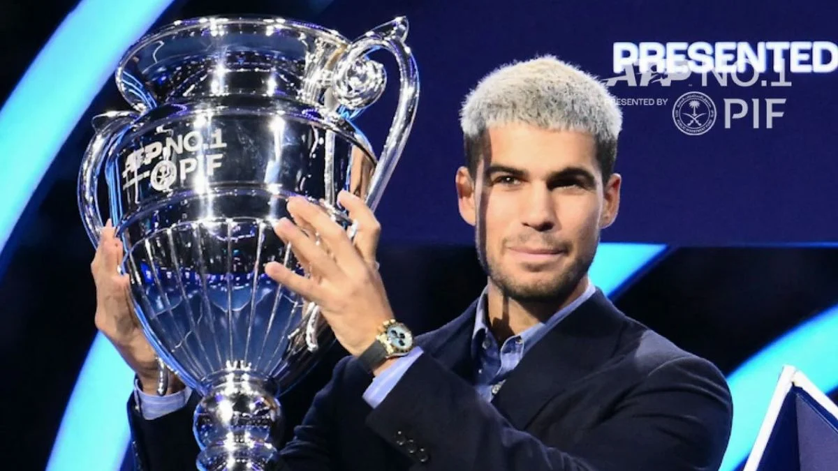 Carlos Alcaraz recibe en Turín el trofeo que lo acredita como el mejor tenista del mundo en 2025