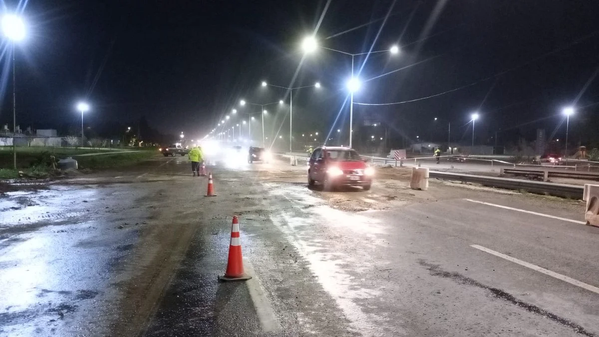Habilitan con precaución el tránsito en el Acceso Sur tras el socavón que complicó la circulación