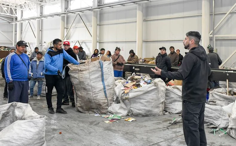 El municipio de Guaymall&eacute;n capacita a unas 160 personas que trabajaban en forma precaria en el ex basural a cielo abierto.&nbsp;