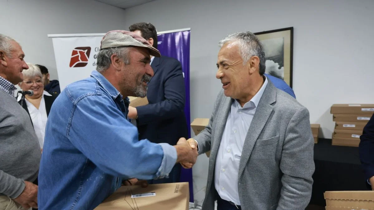 Cornejo entregó las antenas que productores ganaderos le pagaron a Elon Musk para comunicarse en el campo